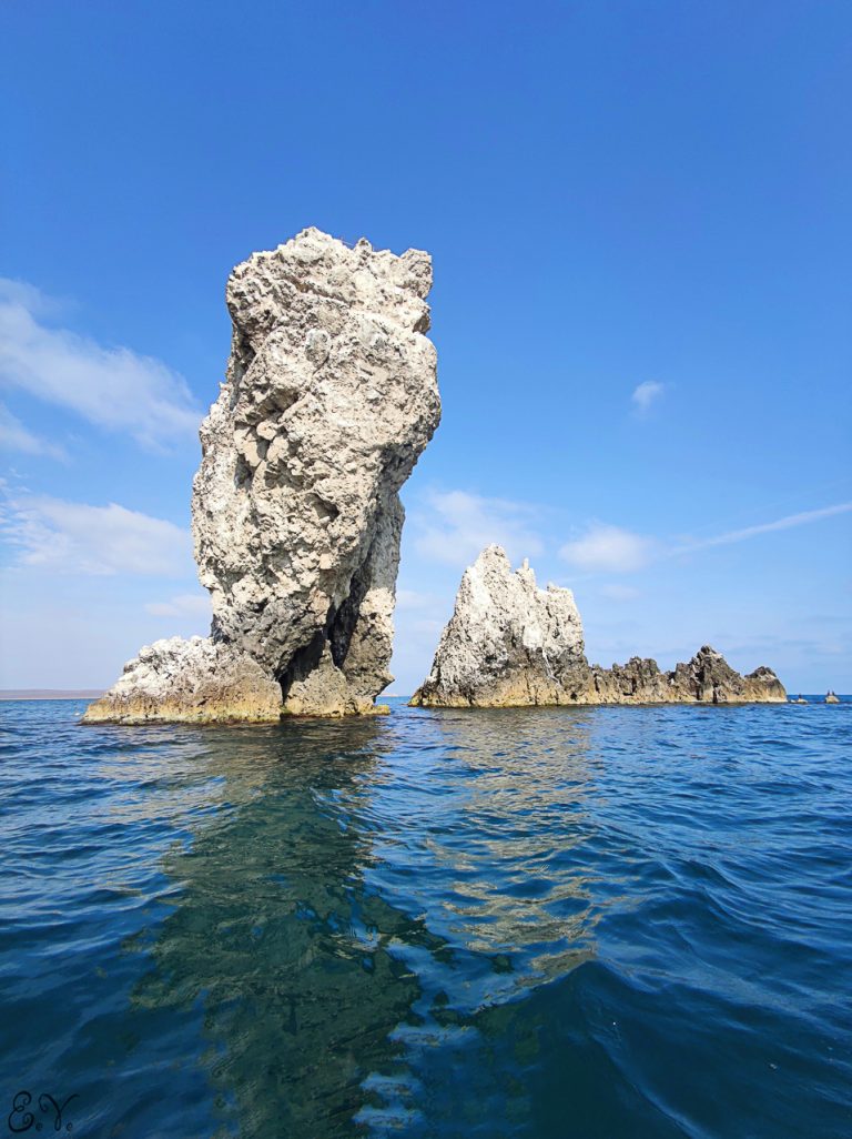 Светлая морская скала над прозрачной голубой водой Крыма
